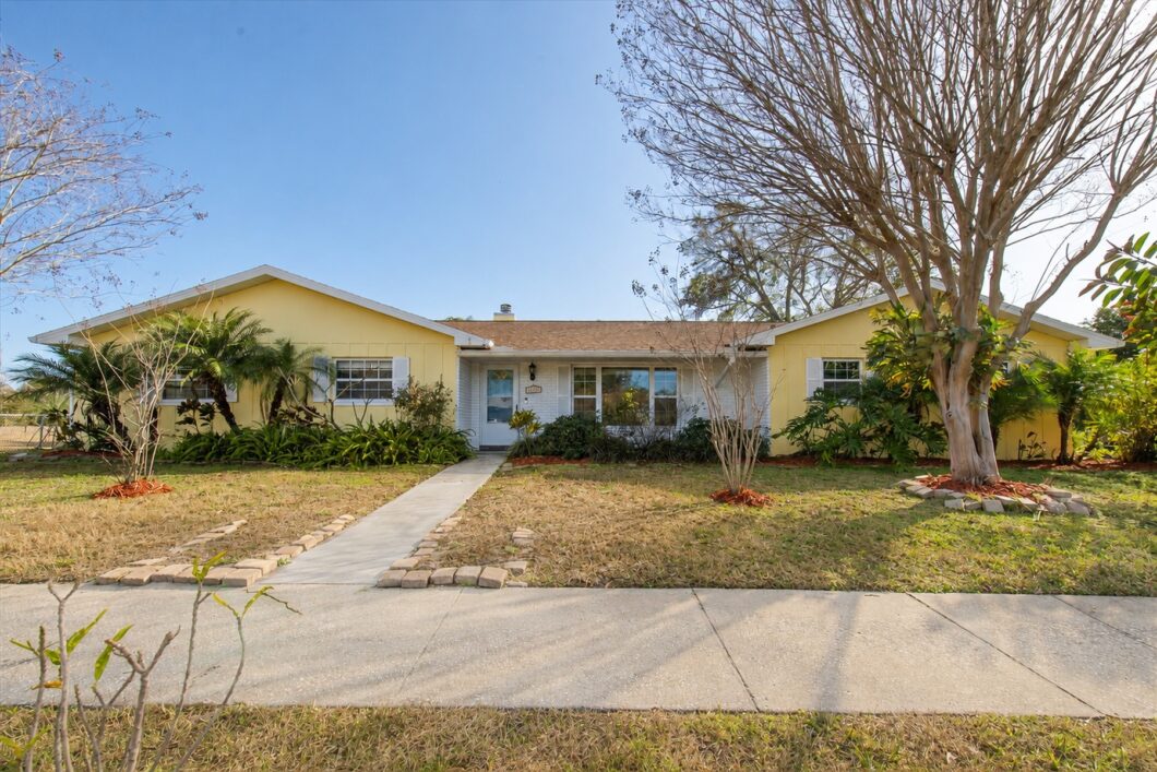 Pool Home - 3 bedrooms - 3 bathrooms - 2 car garage - solar with battery