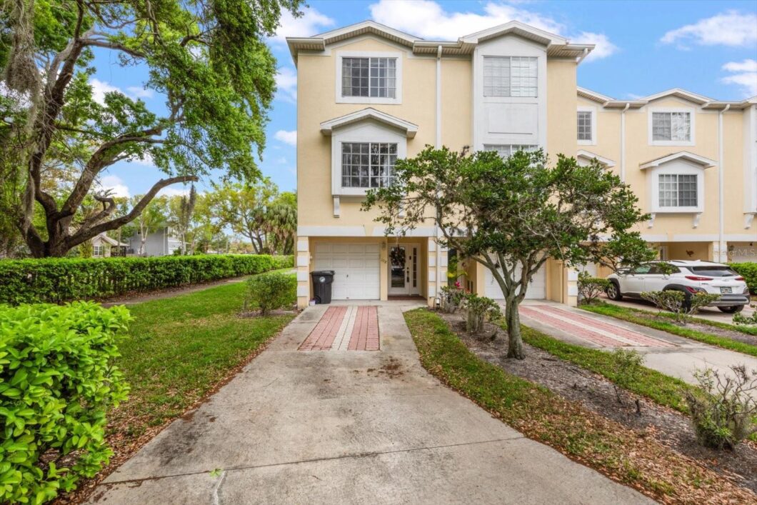 Townhouse 3 bedrooms / 3 bathrooms / Garage / Gated Community /