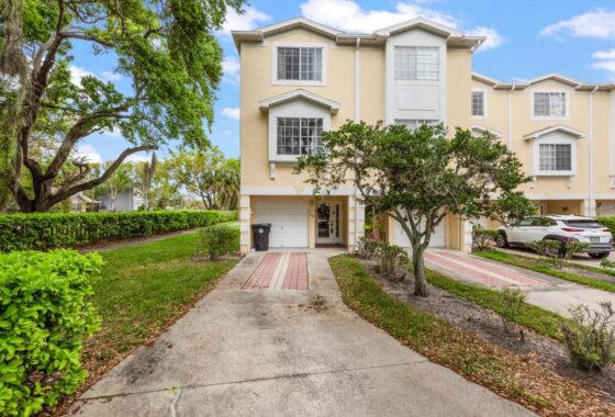 Townhouse 3 bedrooms / 3 bathrooms / Garage / Gated Community /